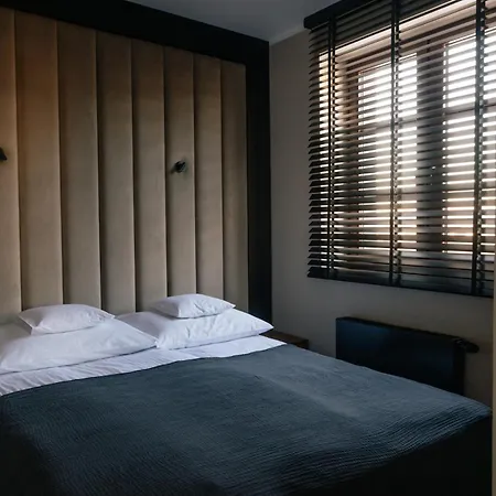 4 Strony W Wodnej Wiezy Aparthotel Pština